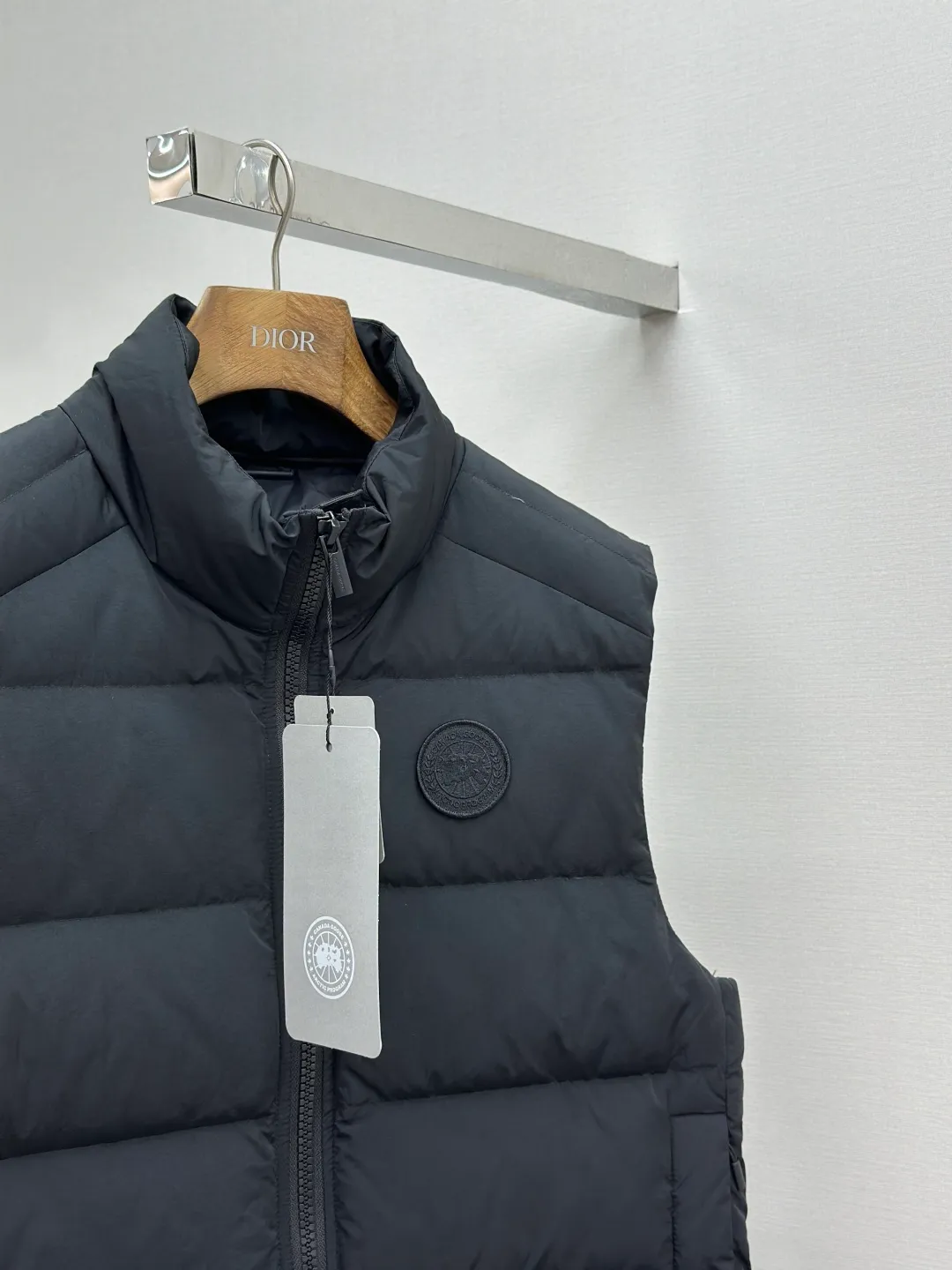 P690 CANADA GOOSE Canada Goose Badge Down Vest Fabric selection: The use of high-quality protective nylon fabric not only enhances the wear resistance of the surface, but also takes into account wind resistance, ensuring excellent performance in various harsh weather conditions.  90 national standard high-quality white duck down: selected high-loft down, weighing 160g, light and warm, with excellent temperature locking performance and good resilience.  Three-dimensional quilting process: Precision thread reinforcement to prevent velvet drilling and ensure that the fluffy and resilient elasticity lasts as new.  Details: The ribbon is woven with polyester as the base, and the brand letters are decorated on the ribbon through high-precision computer embroidery. The edges of the pattern are clear, the stitches are fine and even, and multiple layers of embroidery thread are stacked to enhance the three-dimensional effect. Accessories: One-to-one customized logo, one-to-one customized zipper puller, one-to-one customized three-label SIZE: S M L XL